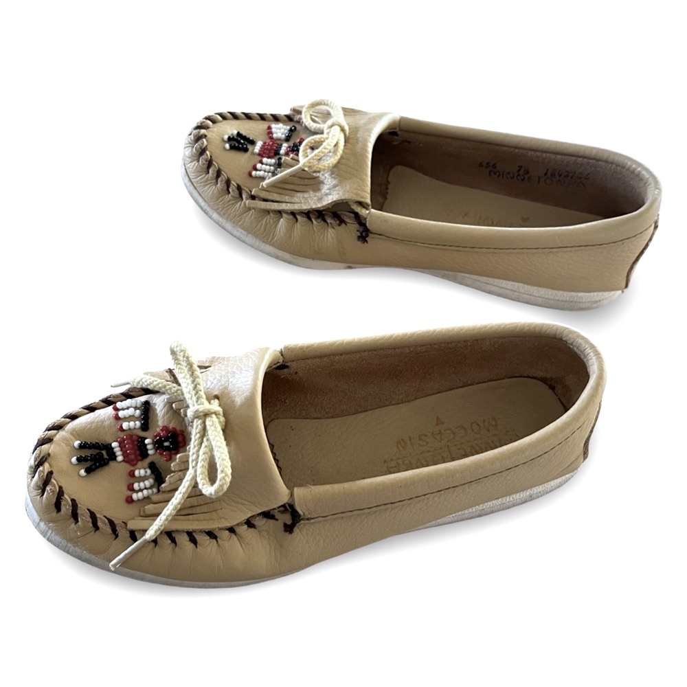 Minnetonka Tan / Beige Smooth Leather Moccasins w/ Beaded Thunderbird Design 7.5 - Picture 3 of 9